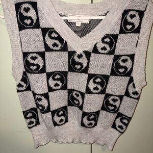 Checker Yin-Yang V-Neck Sweater Vest - Gray/Black JUNIOR L